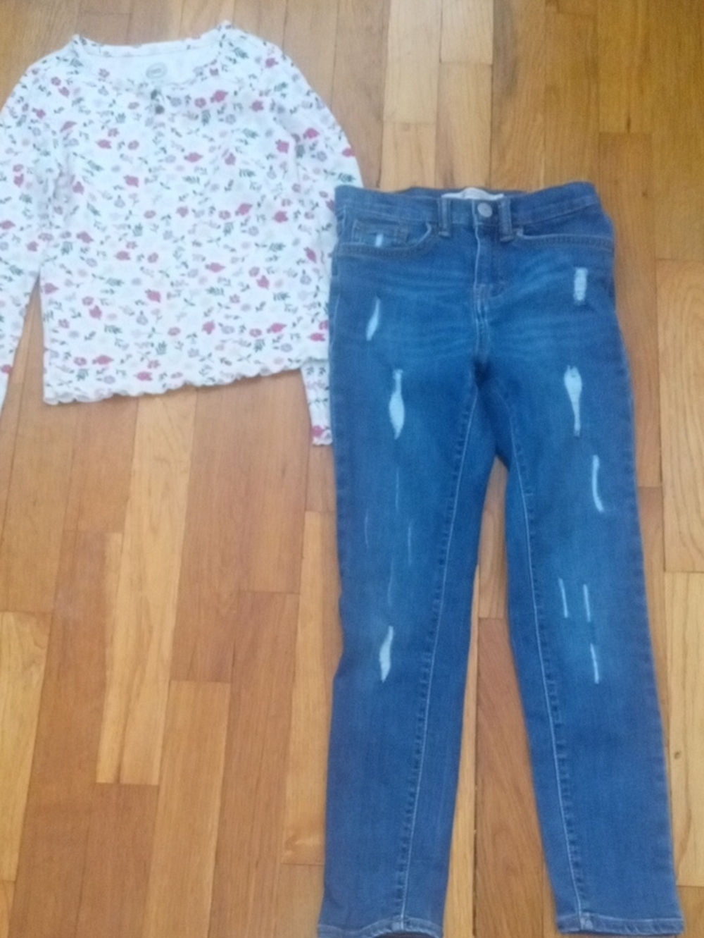girl med Levi's skinny jeans and flower print long sleeve